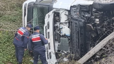 Kontrolden çıkan tır şarampole yuvarlandı: 1 yaralı