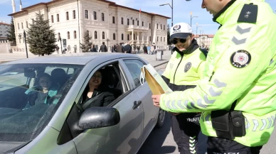 Trafik polislerinden 8 Mart jesti: Durdurulan kadın sürücülere hediye verildi