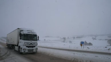 Tokat-Sivas kara yolunda kar ve tipi etkili oluyor