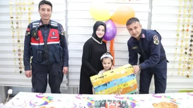 Samsun'da şehit kızına doğum günü sürprizi yapıldı