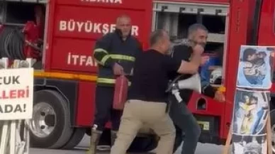 İsrail’i protesto için ABD konsolosluğu önünde kendisini yakmaya çalıştı