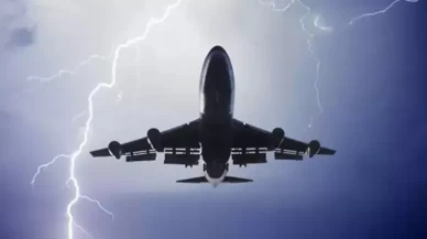 Pegasus uçağına yıldırım isabet etti