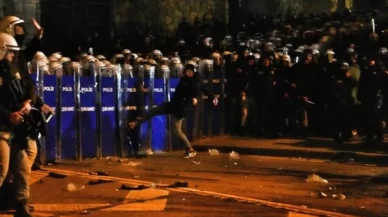 İzinsiz yürüyüşlere katılma olaylarına ilişkin 8 gazetecinin yargılanmasına başlandı