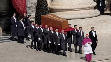 Dünyanın gözü Vatikan'da! Papa'ya son veda: Yüz binler akın etti