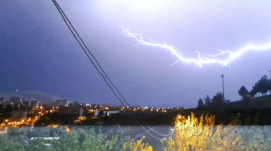 Diyarbakır'da şimşekler geceyi aydınlattı