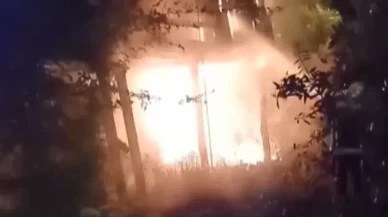 Mersin'in Mut ilçesinde metruk ev alev alev yandı