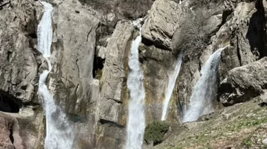 Doğaseverler Hakkari'deki Marinüs Şelalesi'nin çevresinde yürüdü