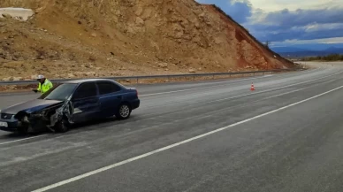 Erzincan'da iki otomobil çarpıştı: 1'i çocuk 4 kişi yaralandı