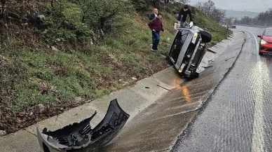 Bursa'da kontrolden çıkan otomobil su kanalına devrildi