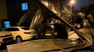 İstanbul'da fırtına: Çatılar uçtu, ağaçlar devrildi