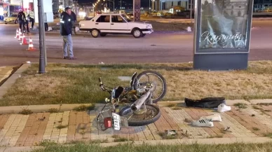 Feci kaza! Otomobile çarpan motosiklet 15 metre savruldu