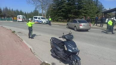 Otomobille çarpışan motosikletin sürücüsü şoka girdi