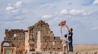 Diyarbakır'da çocuklar 3 bin yıllık Zerzevan Kalesi'nde uçurtmaları gökyüzüyle buluşturdu