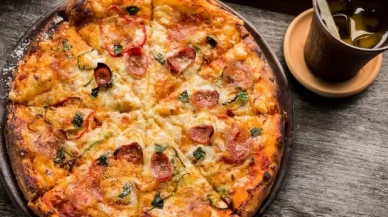 Ev Yapımı Karışık Pizza Tarifi: Restoran Lezzetinde 10 Dakikada Hazırlayın!