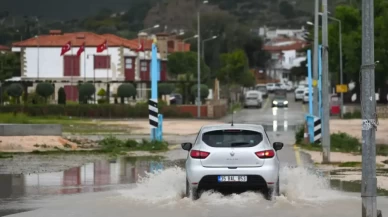 İzmir'de sağanak yolları göle çevirdi