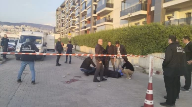 Önce sokakta önlerini kestiği eski nişanlısı ile annesini, sonra da kendini vurdu