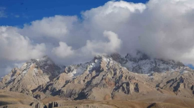 Zirve tırmanışı yapan dağcılar erkek cesedi buldu
