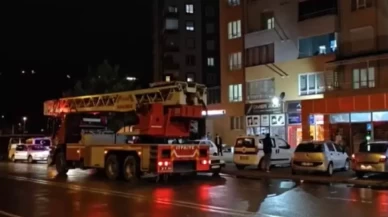 Kayseri’de apartmanın çatısına yıldırım düştü! Mahalle sakinleri dehşeti yaşadı