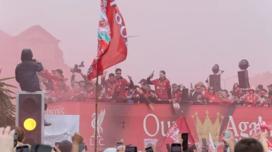 Liverpool'un şampiyonluk kutlamasında dehşet: Araç kalabalığa daldı!