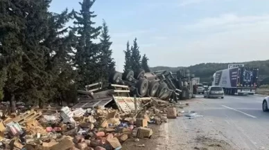 İki tır ve bir otomobilin karıştığı kazada otoyol savaş alanına döndü