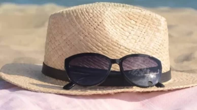 Hasır şapkalar ve büyük gözlükler! Yazın en popüler plaj aksesuarları