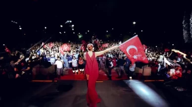 Melek Mosso, Adıyaman'da depremzedeler için ücretsiz konser verdi