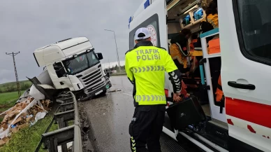 Çorum'da bariyere çarpan tır sürücüsü yaralandı