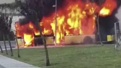 İstanbul'da İETT otobüsü alevler içinde yanarak kullanılamaz hale geldi