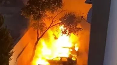 Otoparktaki 2 lüks araç yanarak küle döndü