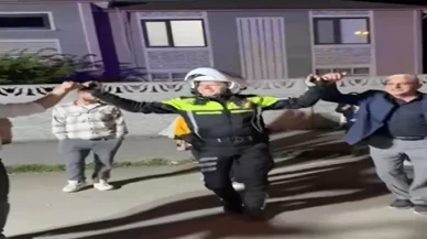 Düzce’de renkli anlar! Araçları yoldan kaldıran polis, davet üzerine halaya katıldı
