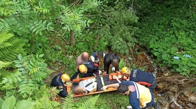 Arazide ağaç keserken yaralanan adamı ekipler kurtardı