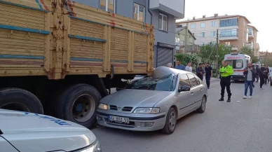 Konya'da otomobil, kamyonun altına girdi: 2 yaralı
