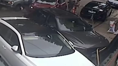 Üsküdar’da otomobil yayaya çarptı: Kaza anı kamerada