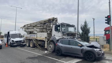 3 aracın çarpıştığı kazada 11 kişi yaralandı