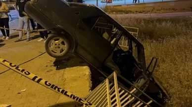 16 yaşındaki sürücü kaldırımdaki panoya çarptı