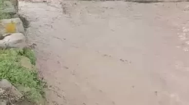 Sivas'ta dere taştı, köyün sokakları nehre döndü