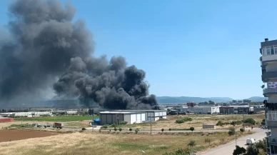 İzmir’de plastik sandalye fabrikasında yangın