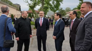 İstanbul'daki barış toplantısından dikkat çeken kare