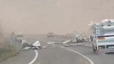 Siirt'te şiddetli rüzgardan evin çatısı yola uçtu