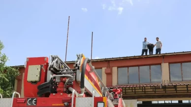 Kütahya'da çatıya kaçan hırsız itfaiye merdiveniyle indirildi