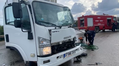 Antalya'da 3 araç birbirine girdi: 1 yaralı