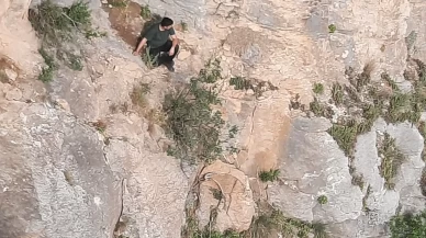 Adana'da bir kişi kayalıklarda mahsur kaldı