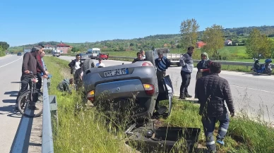 Samsun'da devrilen otomobildeki çift yara almadan kurtuldu