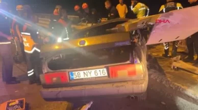 Sivas'ta feci kaza! Otomobil bariyerlere saplandı