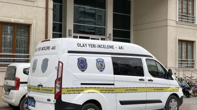 Boşanan karısını öldürüp saatlerce başında bekledi