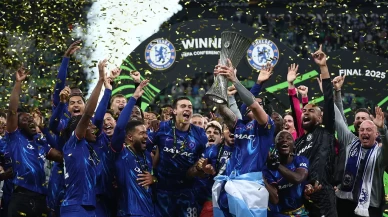 UEFA Konferans Ligi şampiyonu Chelsea kupasını kaldırdı