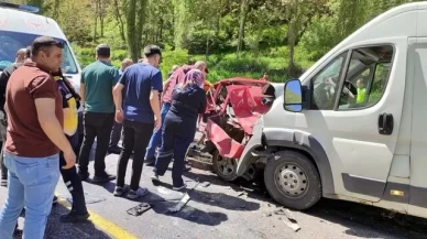 Erzurum'da minibüs ile otomobil çarpıştı: 2 ölü, 1 yaralı