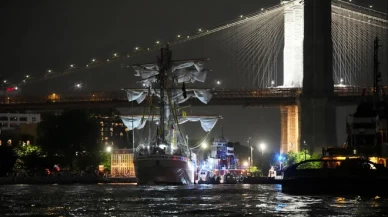 Meksika donanmasına ait gemi Brooklyn Köprüsü'ne çarptı