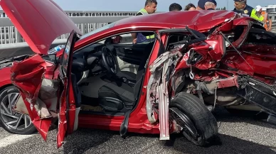 Otomobil kâğıt gibi ezildi