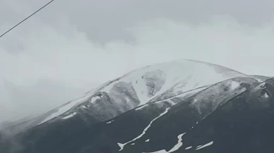 Yüksekova'da sağanak ve kar yağışı etkili oldu
